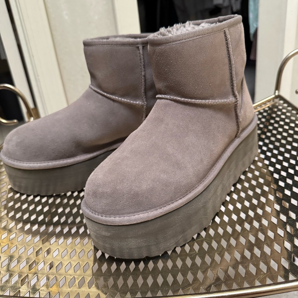 UGG Classic Mini Platform Boot size 9